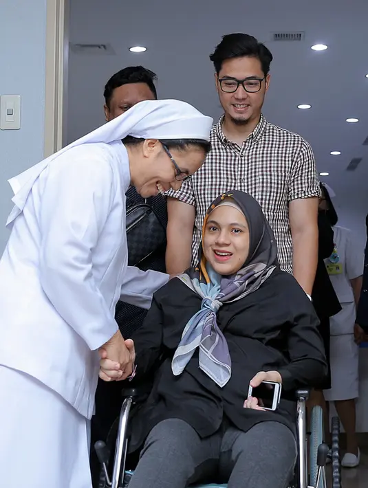 Salah satu penyebab harus menjalani operasi lantaran pembukaan jalan lahir berjalan lambat. Nycta mengaku 15 jam menahan rasa sakit dan baru pembukaan dua. (Deki Prayoga/Bintang.com)