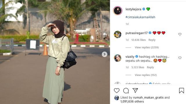 Lesti Kejora menggunakan sepatu hadiah dari Rizky Billar (https://www.instagram.com/p/CD8ky3jnYM0/)