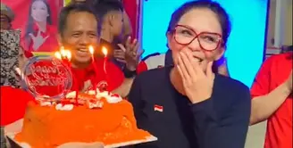 Setelah resmi cerai dengan Donny Gahral Adian pada tahun 2015 silam, Rieke belum menikah lagi. Ia masih betah sendiri membesarkan anak-anaknya. [Instagram/riekediahp]