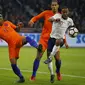 Aksi pemain Inggris, Raheem Sterling (tengah) melewati adangan pemain Belanda Patrick van Aanholt pada laga uji coba di Amsterdam Arena, Amsterdam, (23/3/2017). Inggris menang 1-0. (AP/Peter Dejong)