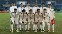 Para pemain Timnas Indonesia U-19 foto bersama sebelum melawan Filipina U-19 pada laga Piala AFF U-18 di Stadion Thuwunna, Myanmar, Kamis (7/9/2017). Indonesia menang 9-0 atas Filipina. (Liputan6.com/Yoppy Renato)