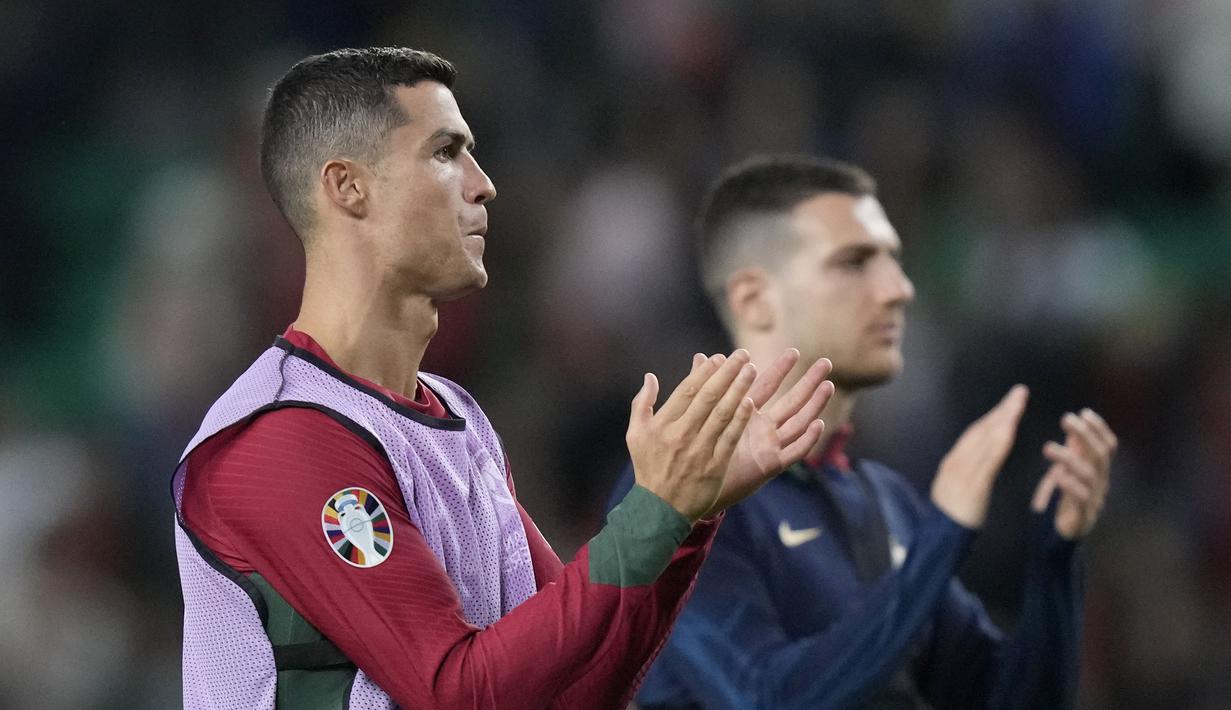 Pemain Timnas Portugal, Cristiano Ronaldo memberikan tepuk tangan setelah laga Kualifikasi Euro 2024 melawan Timnas Liechtenstein yang berlangsung di Jose Alvalade, Lisboa, Portugal, Jumat (24/03/2023) dini hari WIB. CR7 berhasil menorehkan rekor baru sebagai pemain dengan torehan caps internasional terbanyak dalam sejarah. Lewat 197 penampilannya bersama Selecao, ia berhasil melewati rekor striker Kuwait, Bader Al-Mutawa yang sebelumnya memimpin dengan 196 caps. (AP Photo/Armando Franca)