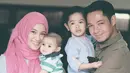 Keluarga kecil Alyssa Soebandono dan Dude Harlino selalu harmonis dan bahagia. Menikah di tahun 2014, kini keduanya telah dikaruniai dua anak laki-laki, Muhammad Dirgantara Ariendra Harlino dan Malik Narendra Harlino. (Instagram/ichasoebandono)