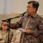 Wapres Jusuf Kalla memberikan sambutan saat raker dengan Gubernur dan Bupati/Walikota di Istana Negara, Jakarta, Rabu (21/10/2015). Raker membahas Pilkada Langsung 2015, serapan anggaran di daerah dan dana desa. (Liputan6.com/Faizal Fanani)