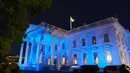 Gedung Putih menyala dengan warna biru untuk menandai World Autism Awareness Day atau Hari Peduli Autisme Sedunia di Washington, Kamis (2/4/2020). Hari Peduli Autisme Sedunia jatuh setiap 2 April semenjak ditetapkan melalui sebuah resolusi PBB di tahun 2007. (MANDEL NGAN / AFP)
