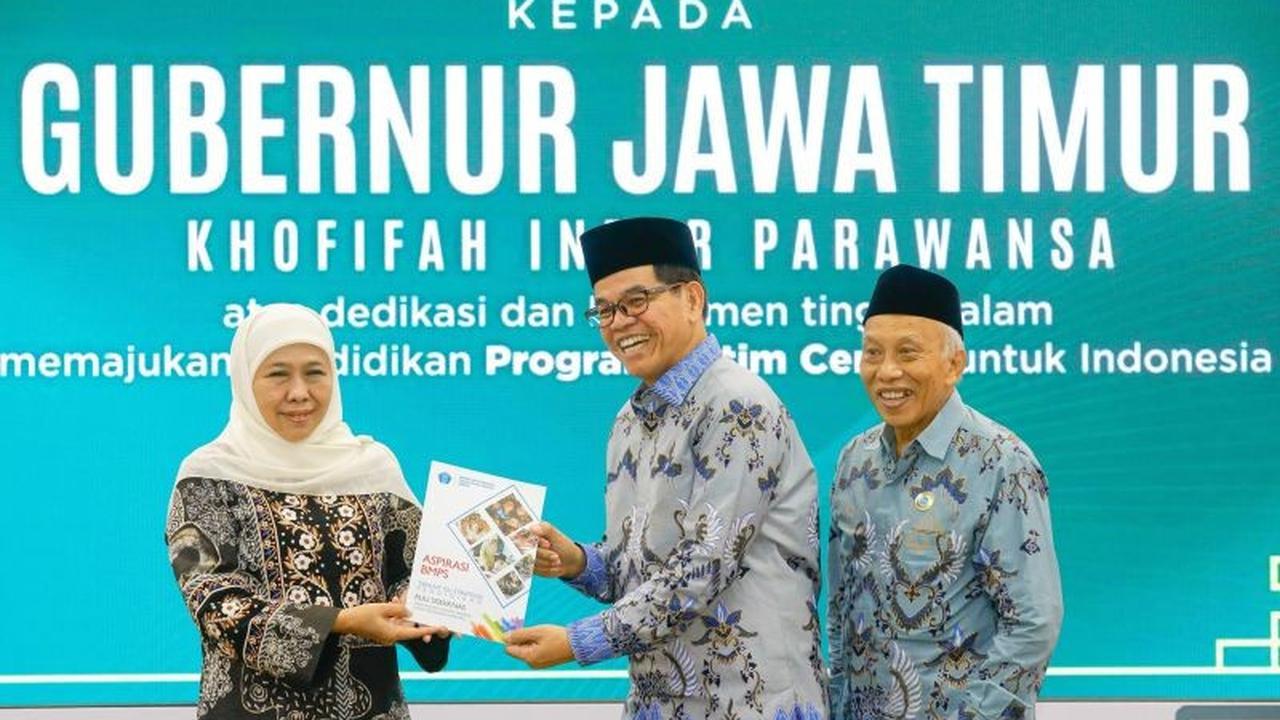Khofifah Raih Penghargaan BMPS, Perkuat Komitmen Majukan Pendidikan Jawa Timur untuk Indonesia Cerdas