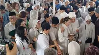 Tangis Inul Daratista Pecah di Pemakaman Titiek Puspa, Peluk Petty Tunjungsari Saat Tabur Bunga