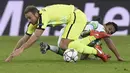 Striker Gent, Laurent Depoitre, terjatuh saat berebut bola dengan gelandang Wolfsburg, Luiz Gustavo. Tetapi daya serang Wolfsburg lebih efisien terbukti mereka unggul 3-0 terlebih dahulu. (AFP/John Thys)