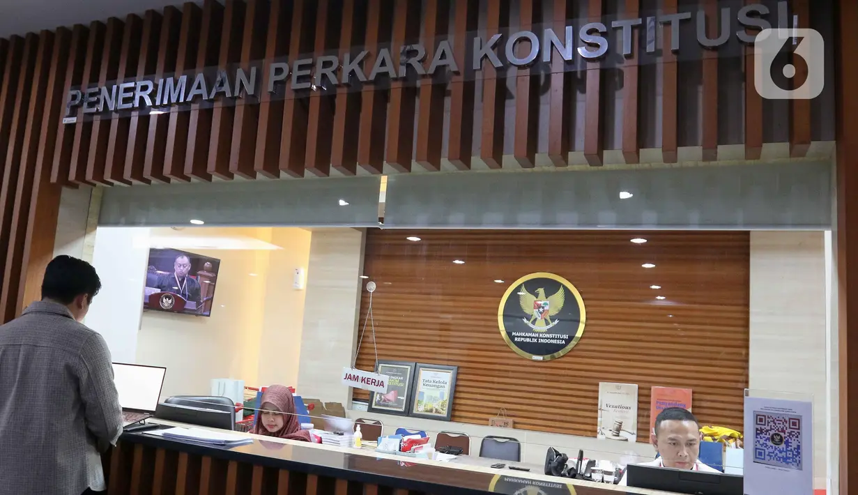 Sejak kemarin, Senin 9 Desember 2024, pasangan calon kepala daerah yang kalah dalam pemilihan kepala daerah 2024 mulai mendaftarkan gugatan sengketa pilkada ke Mahkamah Konstitusi. (Liputan6.com/Herman Zakharia)