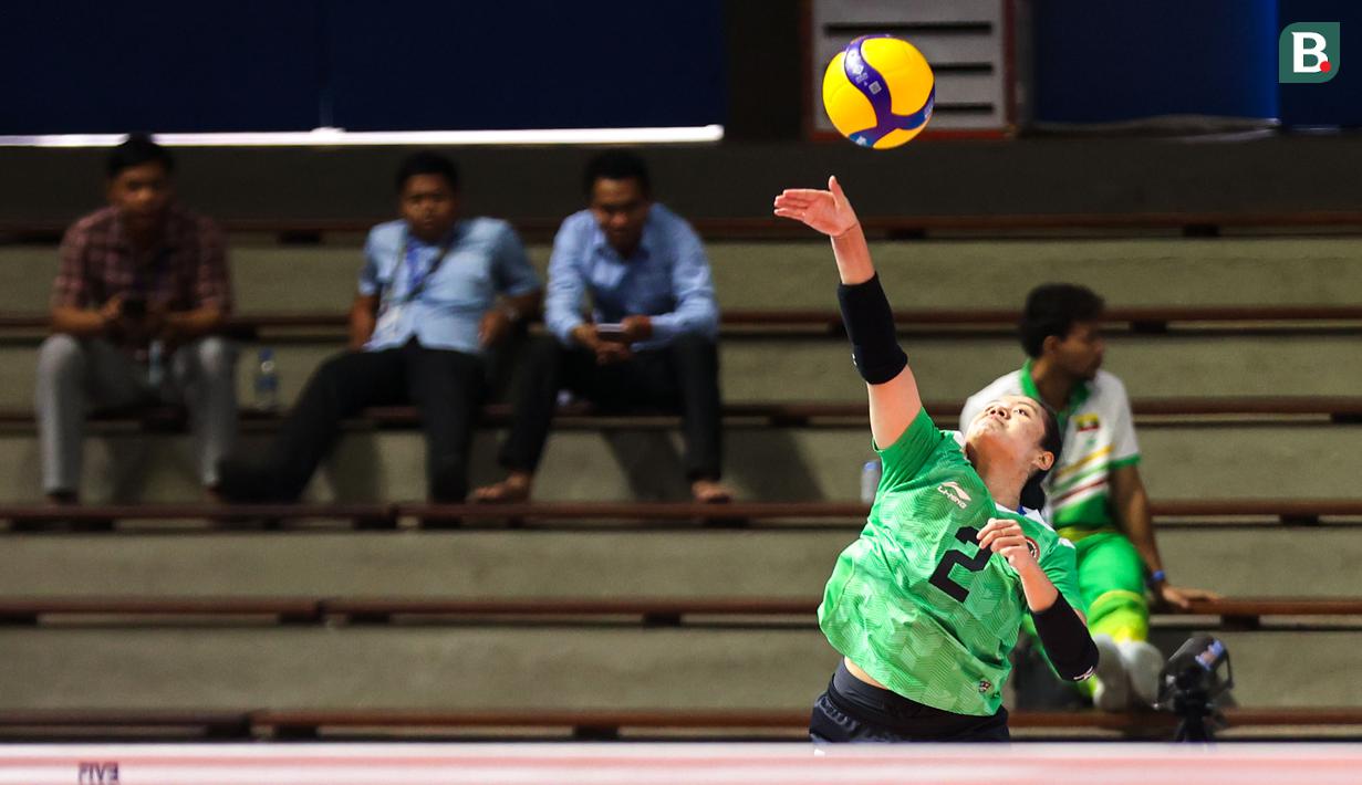 Pemain Timnas Bola Voli Putri Indonesia, Ratri Wulandari melakukan servis pada laga lanjutan Grup A Bola Voli Putri SEA Games 2023 melawan Myanmar di Olympic Complex Indoor Stadium, Phnom Penh, Kamboja, Kamis (11/5/2023). Ratri berhasil mencetak total 19 poin, dimana sebanyak 13 angkanya ditorehkan melalui situasi bola servis. (Bola.com/Abdul Aziz)