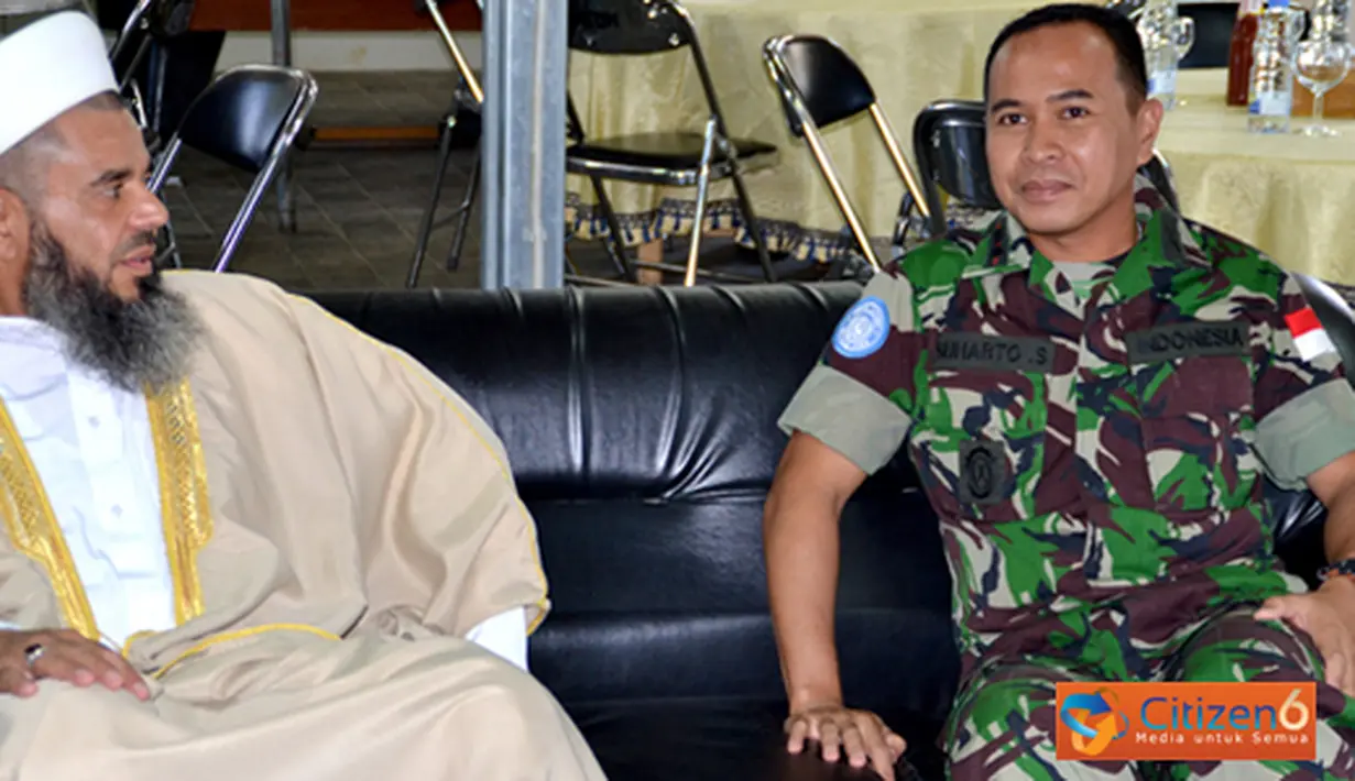 Citizen6, Lebanon: Komandan Indobatt Letkol Inf Suharto Sudarsono menerima tokoh agama Islam Sunni, Syeikh Jihad Saadi, di ruang tamu Markas Batalyon, UN Posn 7-1, Adhsid al Qusayr, Lebanon Selatan, Rabu (18/7). (Pengirim: Badarudin Bakri).