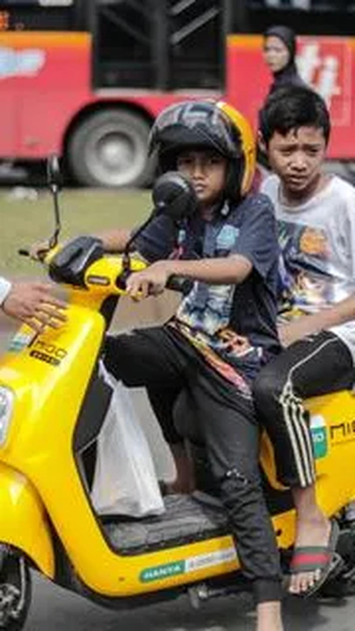 "Kebanyakan buat anaknya sekolah yang masih SMP. Takut anaknya ugal-ugalan naik motor," ujarnya.