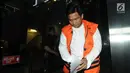 Anggota DPR Fraksi Golkar Bowo Sidik Pangarso tertunduk usai menjalani pemeriksaan perdana di Gedung KPK, Jakarta, Selasa (2/4). Bowo diperiksa sebagai tersangka dugaan menerima suap terkait kerja sama pengangkutan pupuk melalui kapal. (merdeka.com/Dwi Narwoko)