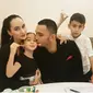 Teuku Zacky bersama istri serta dua anaknya. (Instagram/ilmiraz)