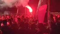 Massa mahasiswa Universitas Trisakti  membakar suar atau flare setelah berorasi dan menunaikan salat Magrib berjemaah. (Liputan6.com/Winda Nelfira)