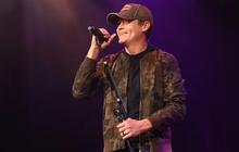 Vokalis 3 Doors Down Brad Arnold Umumkan Sakit Kanker Stadium 4, Sudah Bermetastasis ke Paru-Paru