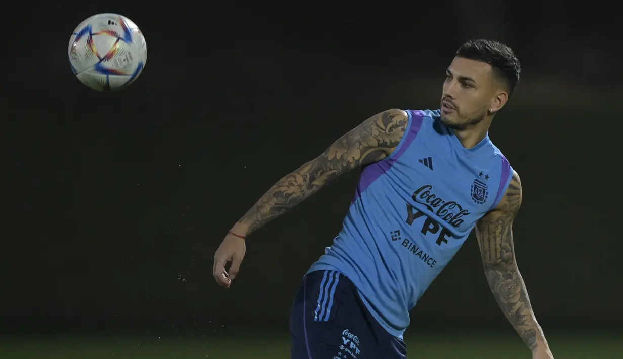 Gelandang Argentina #05 Leandro Paredes menghadiri sesi latihan  menjelang pertandingan perempat final Piala Dunia 2022 menantang Belanda, di stadion Universitas Qatar, di Doha,  Selasa (6/12/2022). Satu pemain dikabarkan akan dibangkucadangkan demi mendongkrak performa tim. (JUAN MABROMATA / AFP)