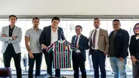 Dodi Irwan Suparno (tengah) usai mengakuisi klub Liga 2 Portugal, Estrela de Amadora.
