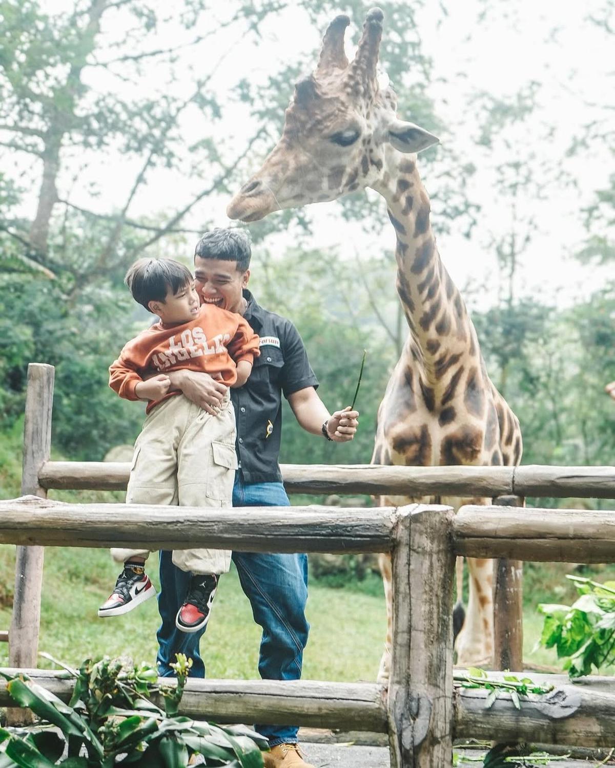 7 Potret Gala Sky Dibuat Menangis saat Foto Bareng Jerapah, Ekspresinya Bikin Gemas - Padahal Sebelumya Happy