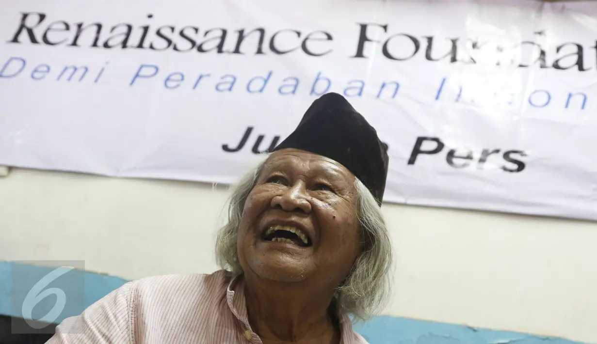 Budayawan Betawi Ridwan Saidi tertawa saat diskusi Reklamasi Pantai Utara Jakarta di Cikini, Jakarta, (14/7).Ridwan Saidi diskusi didampingi pengamat politik Renaissance Foundation Amir Hamzah dan Kamal. (Liputan6.com/Immanuel Antonius)