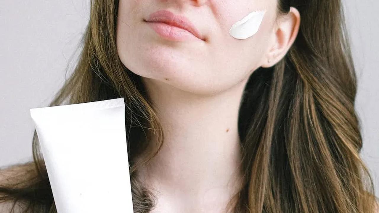 7. Memakai Sunscreen yang Sudah Lama