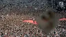 Capres nomor urut 01 Joko Widodo atau Jokowi memberikan pidato pada kampanye akbar di Stadion Utama GBK, Senayan, Jakarta, Sabtu (13/4). Jokowi menyampaikan rasa terima kasihnya kepada semua pihak yang sudah hadir di Stadion GBK dalam rangka Konser Putih Bersatu. (merdeka.com/Imam Bukhori)