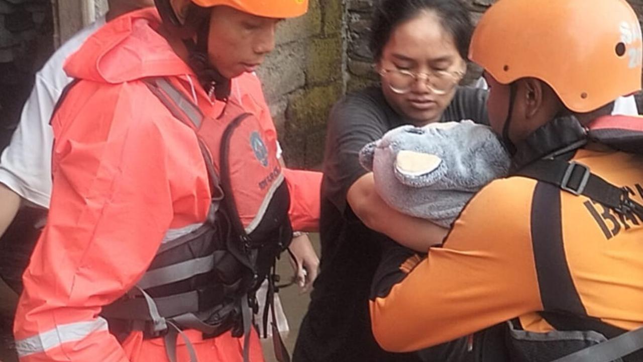 Momen Dramatis Evakuasi Balita dan Lansia Terjebak Banjir di Denpasar