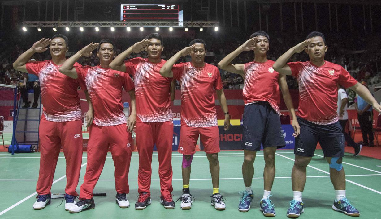 Ekspresi Official Timnas Bulutangkis Indonesia bersama Deva Anrimusthi melakukan selebrasi untuk Indonesia di Asian Paragames 2018  di Istora Senayan, Minggu (7/10/2018).  (Bola.com/Peksi Cahyo)