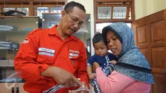 Petugas Tim SAR Sampoerna menunjukkan obat-obatan yang akan dikonsumsi untuk korban banjir bandang dan gempa di Bima, Nusa Tenggara Barat (05/1). Relawan Sampoerna memberikan pengobatan gratis kepada para korban. (Liputan6.com/Istimewa)