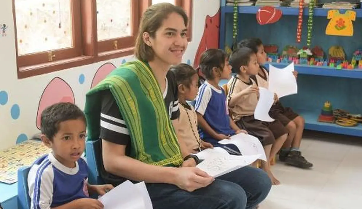 Saat itu, Maia dan Irwan Mussry juga mengajak anak keduanya, El Rumi untuk terlibat dalam acara sosial tersebut. (Instagram/happyheartsindonesia)