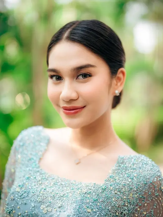 Pulasan makeup flawless dalam rona pink membuat penampilan Azizah kian paripurna.
Sementara rambutnya ditata bergaya sanggul rendah. Beri impresi anggun pada penampilan istri pesepakbola tersebut.  [@azizahsalsha_].