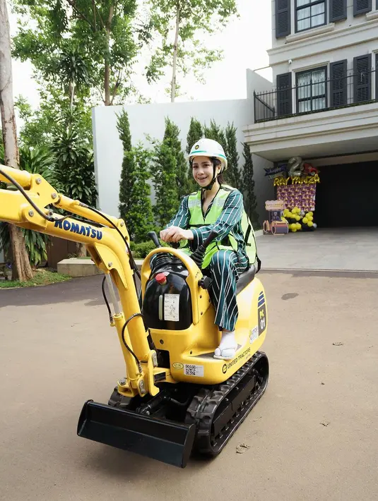 Nagita Slavina pun tak ragu jajal sendiri alat berat dengan outfit super santainya [@tercipungcipung]