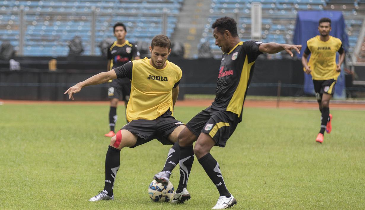 Stiker Mitra Kukar, Patrick Cruz, berebut bola saat latihan jelang laga final Piala Jenderal Sudirman melawan Semen Padang di Stadion Gelora Bung Karno, Jakarta, Sabtu (23/1/2016). (Bola.com/Vitalis Yogi Trisna)