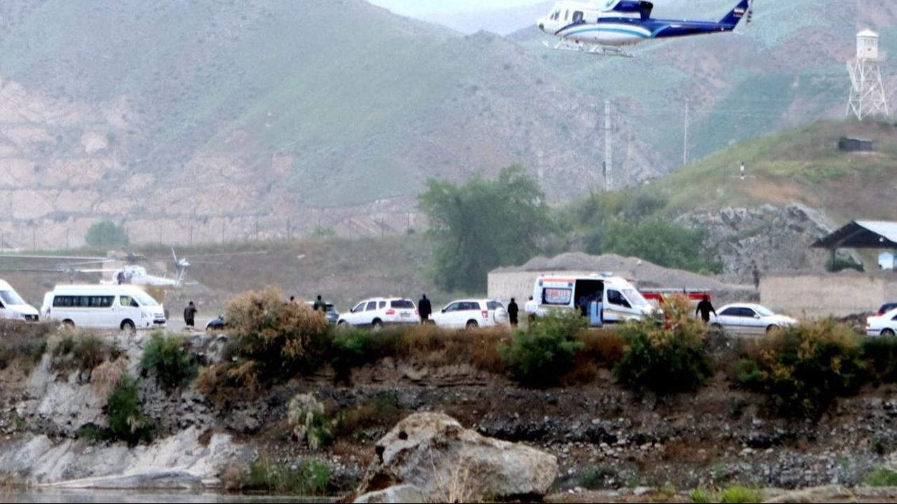 Diketahui, helikopter yang juga ditumpangi Menteri Luar Negeri Iran itu jatuh saat melintasi kawasan pegunungan di dekat kota Jolfa, sekitar 600 km barat laut Teheran. Foto: Ali Hamed Haghdoust / IRNA / WANA via REUTERS<br>