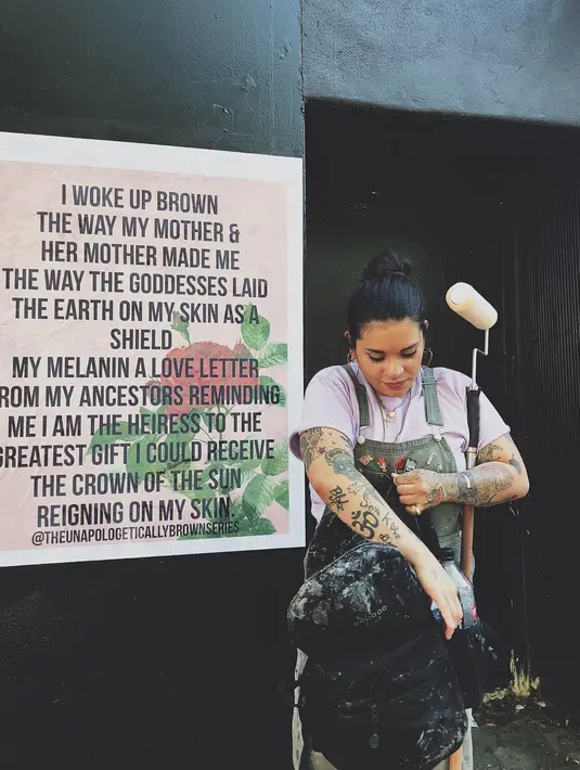Johanna Toruño, seniman jalanan asal New York yang mengutarakan kritiknya terhadap masyarakat yang diskriminatif melalui graffiti. Melalui akun Instagramnya, Johanna menyuarakan pendapatnya untuk menyemangati mereka yang lahir berbeda karena warna kulitnya.(Instagram/@theunapologeticallybrownseries)
