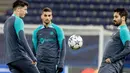 <p>Pemain Barcelona #09 Robert Lewandowski, #07 Ferran Torres dan #22 Ilkay Gundogan melakukan pemanasan selama sesi latihan menjelang ditantang Shakhtar Donetsk pada lanjutan Liga Champions di Hamburg, Jerman utara pada 6 November 2023. (Axel Heimken / AFP)</p>