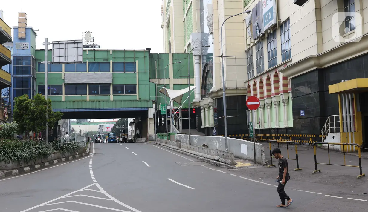 Suasana jalan di kawasan Pasar Tanah Abang, Jakarta, Jumat (27/3/2020). Sebagai upaya pencegahan penularan virus Corona COVID-19, Perumda Pasar Jaya menutup sementara aktivitas perdagangan di Pasar Tanah Abang Blok A, B dan F terhitung 27 Maret hingga 5 April 2020. (Liputan6.com/Helmi Fithriansyah)