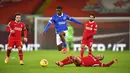 Pemain Brighton Yves Bissouma (kiri) mendapat sleding dari pemain Liverpool Thiago pada pertandingan Liga Inggris di Anfield Stadium, Liverpool, Inggris, Rabu (3/2/2021). Brighton menang 1-0. (Paul Ellis/Pool via AP)