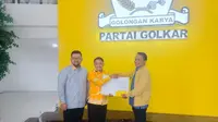 Ketua DPD Golkar Kampar Repol dan Ketua DPD Demkrat Kampar Rahmat Jevari Juniardo saat menerima SK Partai Golkar untuk berpasangan di Pilkada Kampar 2024. (Ist)