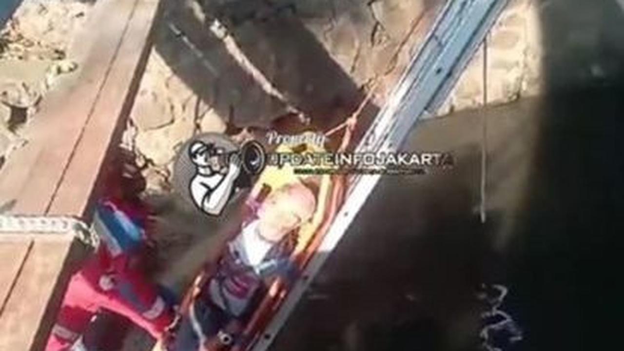 Kapolsek Tebet, Kompol Jamalinus Nababan mengatakan tak hanya luka robek, korban juga merasakan nyeri pada bagian kaki dan tangannya.