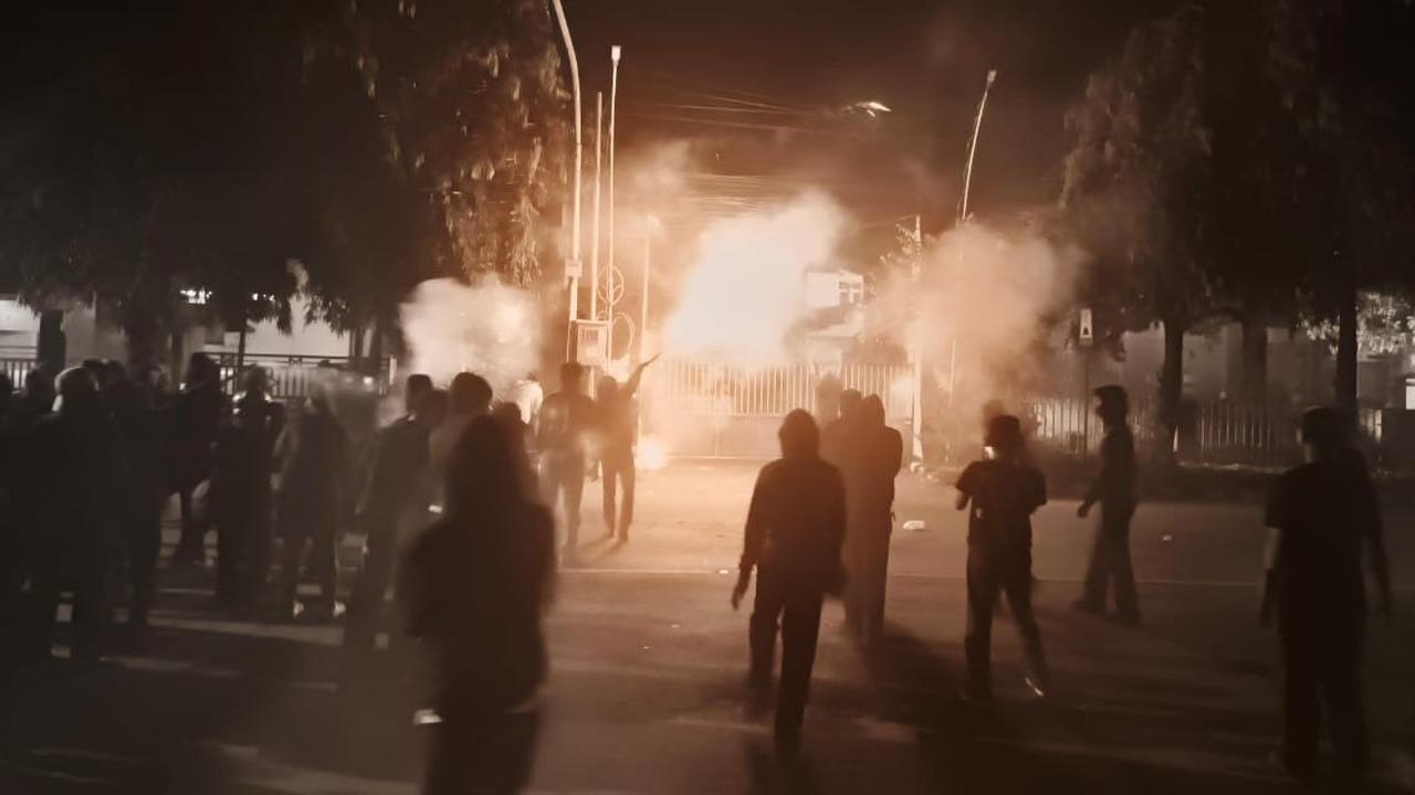 Demo Tolak Revisi UU TNI di Kota Kediri Ricuh: Kembang Api & Molotov Dilemparkan, 21 Orang Diamankan