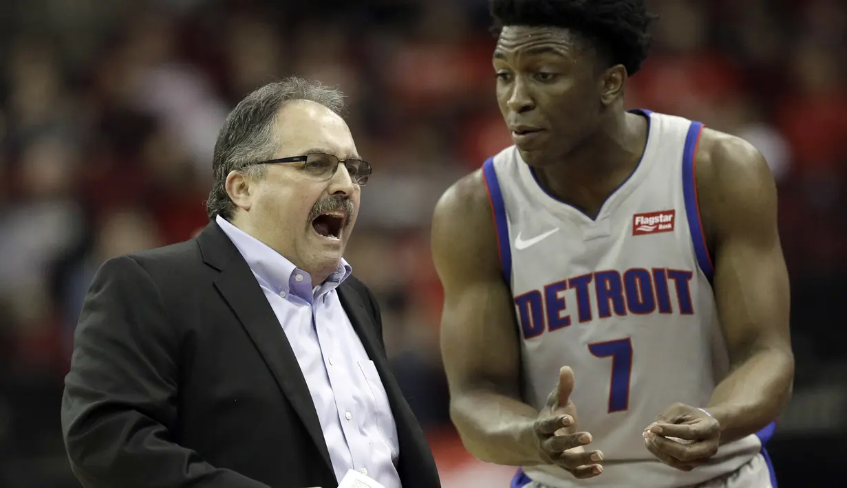 Pelatih Detroit Pistons, Stan Van Gundy (kiri) berbincang dengan Stanley Johnson (7) saat melawan Rockets pada laga NBA basketball game, di Toyota Center, Houston, (22/3/2018). Rockets menang 100-96. (AP/David J. Phillip)
