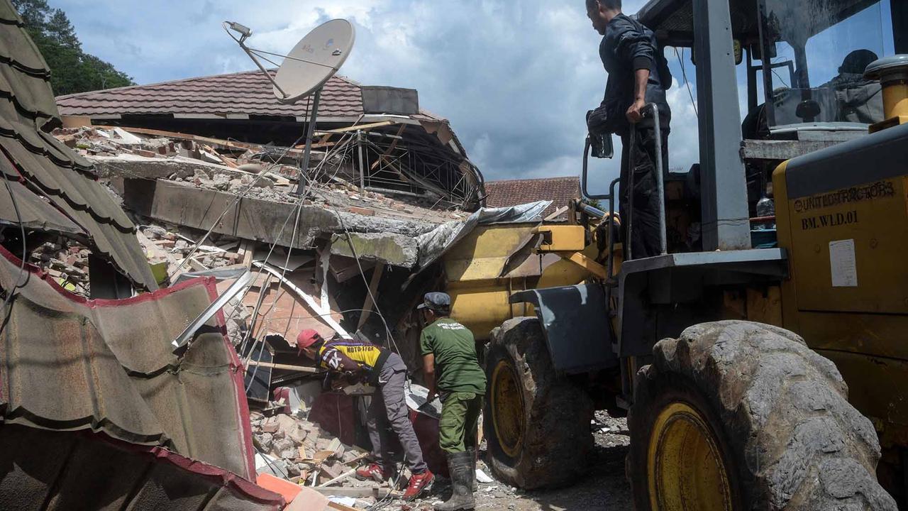 FOTO: Longsor Timbun Kantor Desa dan Rumah Warga di Nagreg Bandung