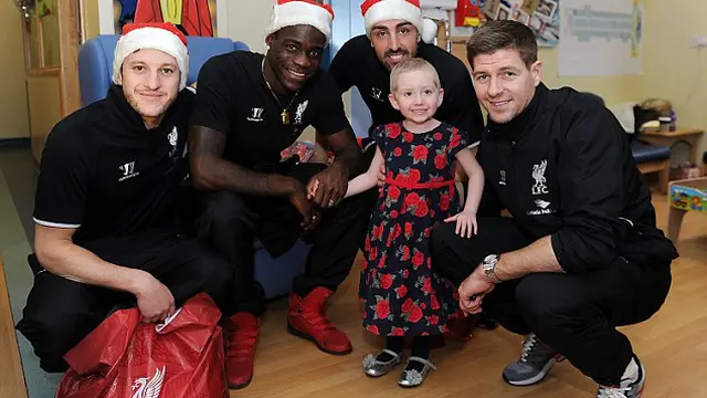 Jelang Natal, Liverpool Kunjungi Rumah Sakit Anak-anak