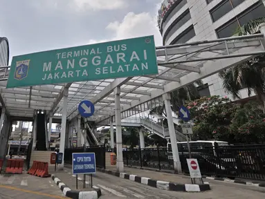 Mobil pribadi melintas di tengah aktivitas renovasi Terminal Manggarai, Jakarta, Selasa (4/9). Dinas Perhubungan DKI mulai merenovasi sarana dan prasarana di Terminal Manggarai setelah berbulan-bulan rusak dan terbengkalai. (Merdeka.com/Iqbal S Nugroho)