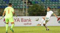 Gelandang Timnas Indonesia U-19, Egy Maulana Vikri, berusaha membobol gawang Filipina U-19 pada laga Piala AFF U-18 di Stadion Thuwunna, Myanmar, Kamis (7/9/2017). Egy Maulana menjadi topskorer sementara dengan 4 gol. (Liputan6.com/Yoppy Renato)