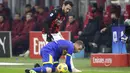 Pemain AC Milan Hakan Calhanoglu (kiri) berebut bola dengan pemain Parma Simone Iacoponi pada pertandingan Serie A di Stadion San Siro, Milan, Italia, Minggu (13/12/2020). AC Milan masih puncaki klasemen usai bermain imbang 2-2 lawan Parma. (AP Photo/Luca Bruno)