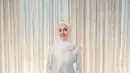 Di acara Khatam Quran jelang pernikahannya dengan Pangeran Abdul Mateen ini, ia memilih mengenakan baju kurung berwarna putih. [Foto: Instagram/d.anisharosnah]