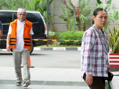 Gubernur nonaktif Aceh Irwandi Yusuf (tengah) saat tiba di Gedung KPK, Jakarta, Jumat (24/8). Irwandi Yusuf terlihat mengenakan kopiah berwarna merah putih dan sepatu sport. (Merdeka.com/Dwi Narwoko)