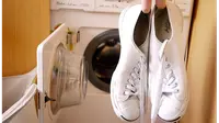 Tahukah Anda jika mesin cuci ternyata bisa membersihkan sepatu kets?
